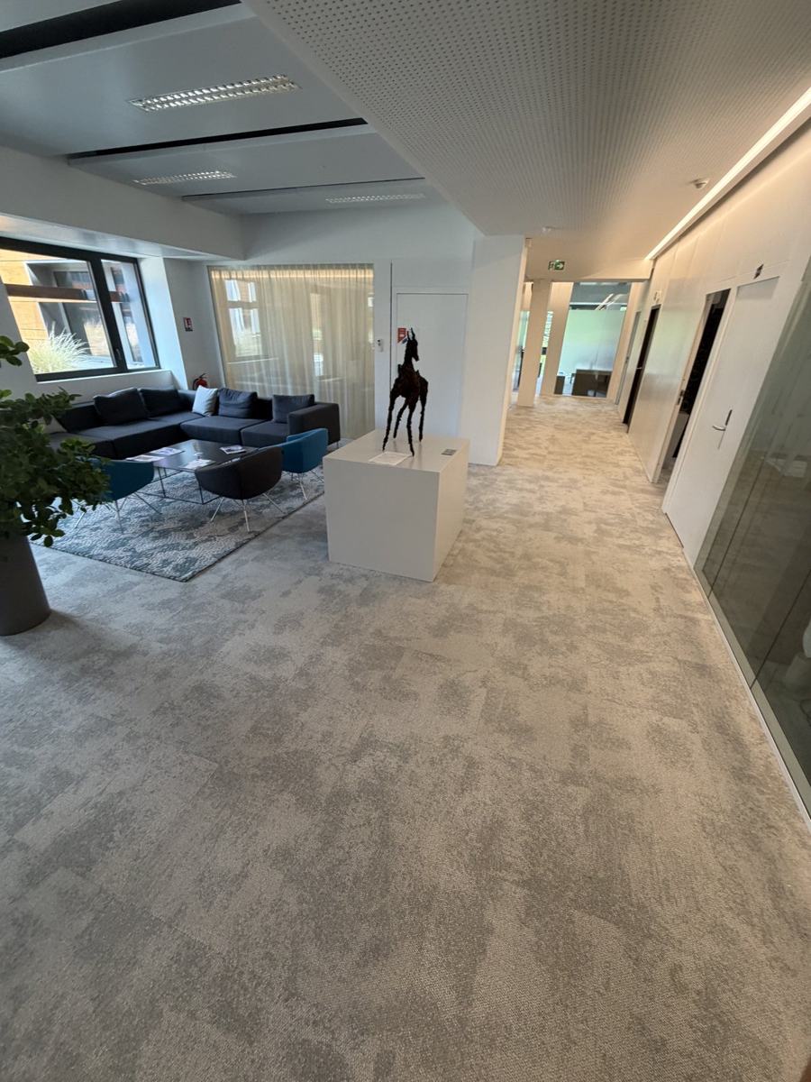 Espace d'accueil de bureaux après nettoyage