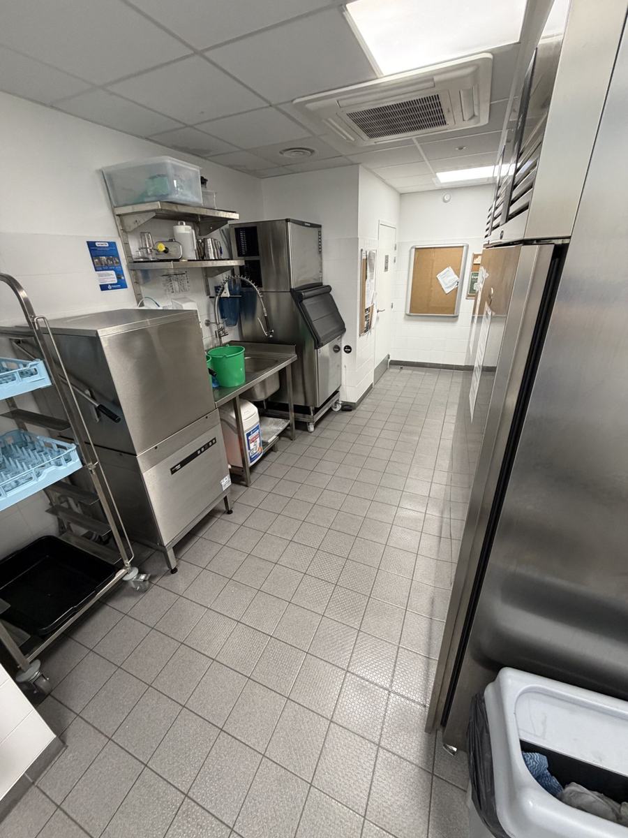 Cuisine professionnelle propre après intervention