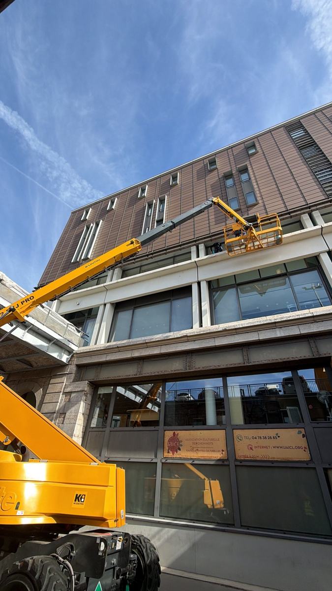 Nettoyage de vitres en hauteur à la nacelle sur une façade à Lyon